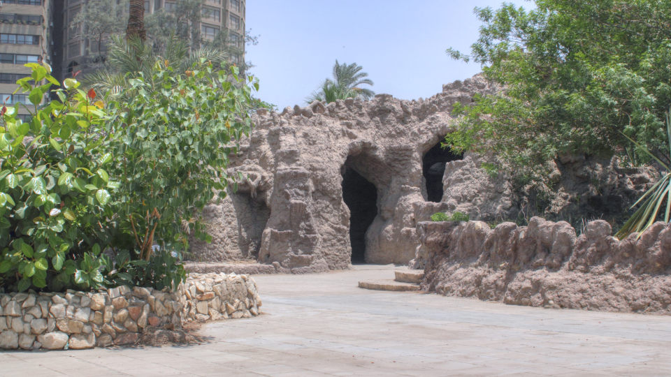 Aquarium Grotto Garden
