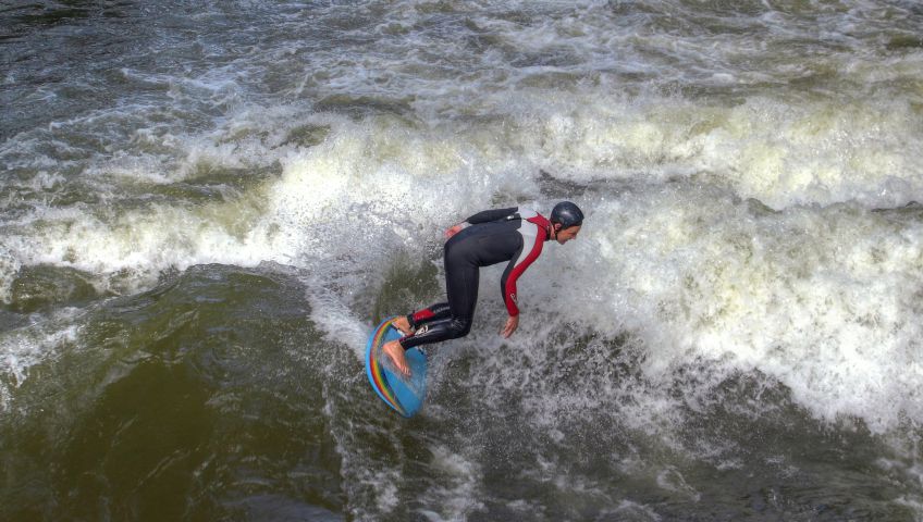 Eisbach Surfer in München